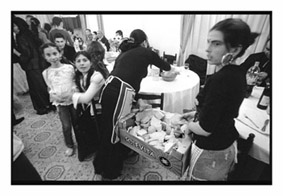 Distribuzione del pane ai tavoli foto  Luca Bolognese