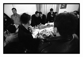 Gli invitati si avventano sulla porchetta per guadagnare un piatto foto  Luca Bolognese